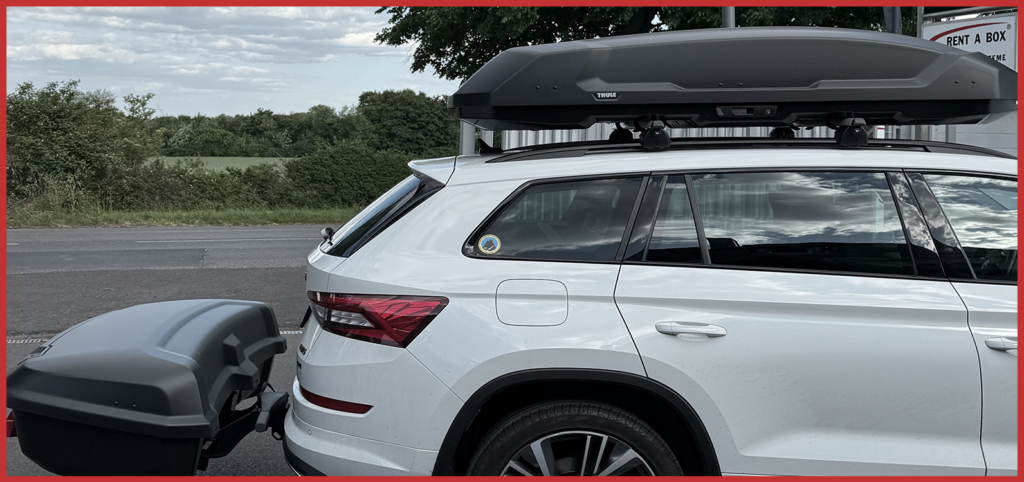 Dachbox und Heckbox auf einem Auto montiert.