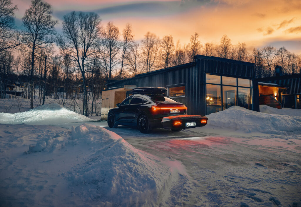 Heckbox von Thule Arcos XL montiert bei Nacht