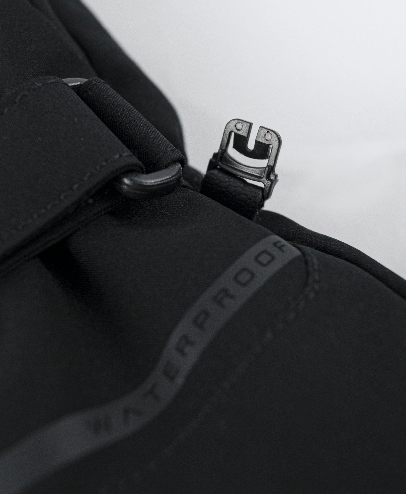 NAME: Reusch Primus R-TEX® XT // INSULATION: R-LOFT™ // PALM: Quantum PU // SHELL: Softshell // MEMBRANE: R-TEX® XT // COLOUR: 7705 black / fire red