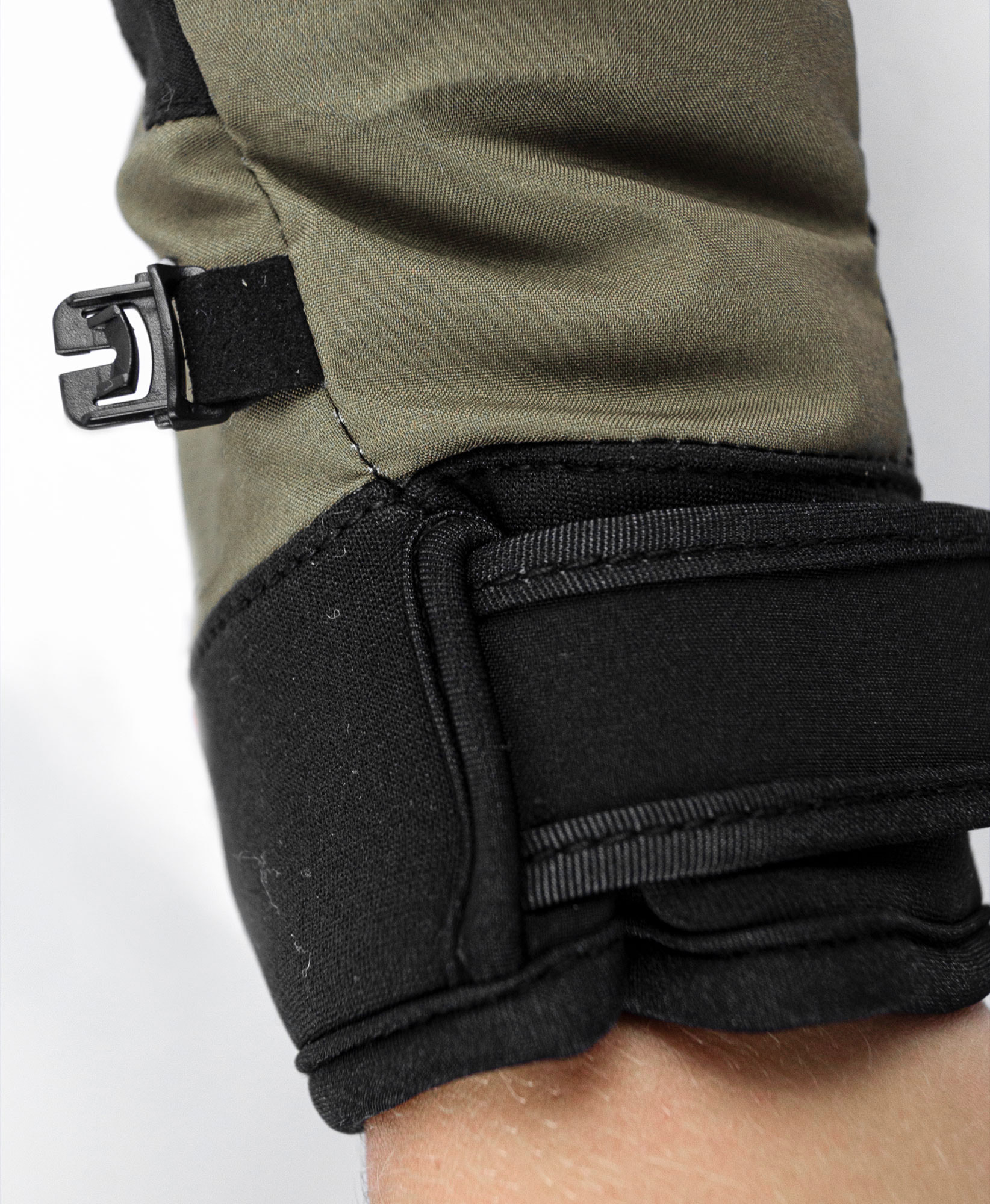 NAME: Reusch Raptor R-TEX® XT TOUCH-TEC // INSULATION: TecFill // PALM: Micro Suede // SHELL: Softshell, Neoprene (partially recycled in running change) // MEMBRANE: R-TEX® XT // COLOUR: 5710 burnt olive / black