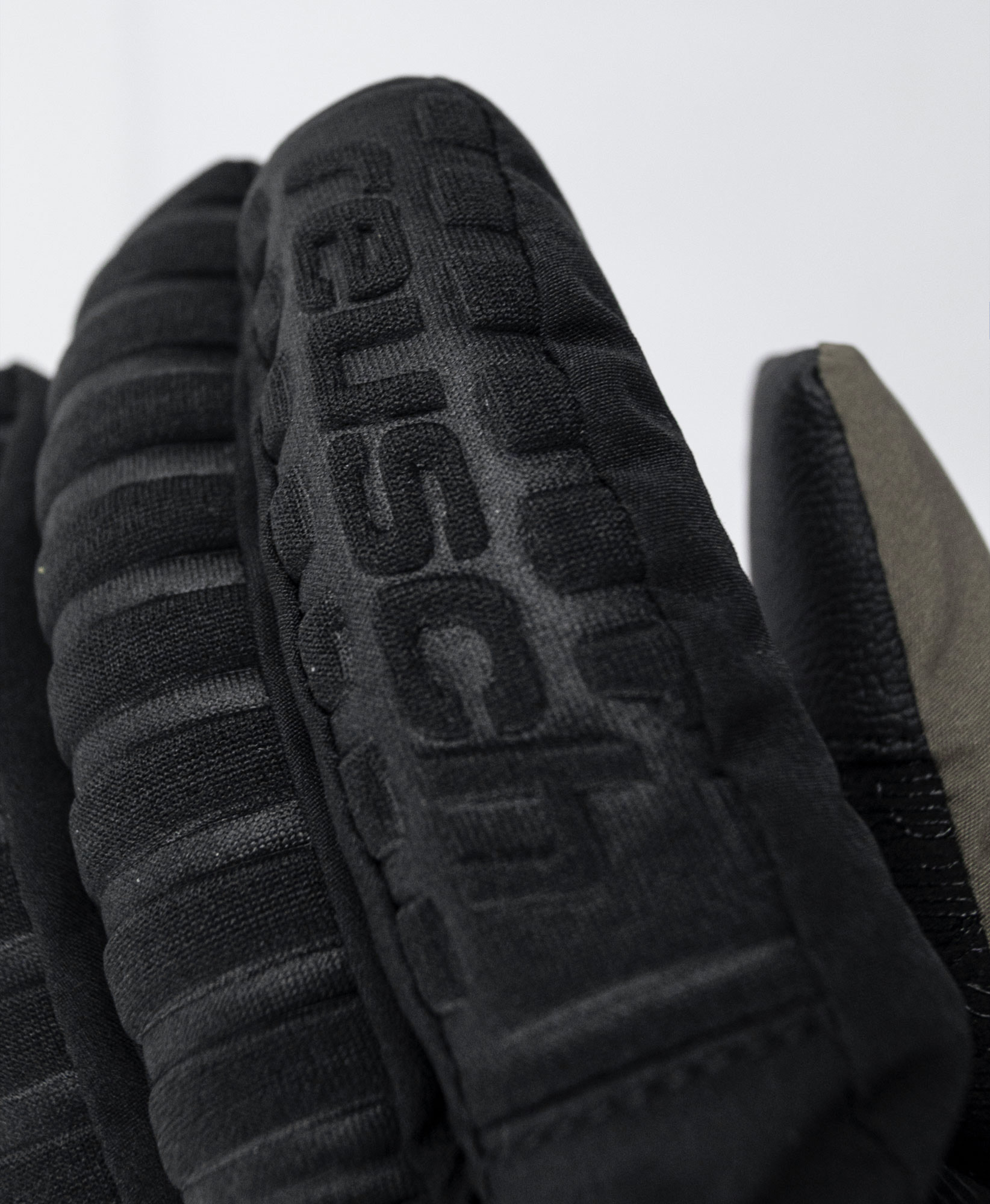 NAME: Reusch Raptor R-TEX® XT TOUCH-TEC // INSULATION: TecFill // PALM: Micro Suede // SHELL: Softshell, Neoprene (partially recycled in running change) // MEMBRANE: R-TEX® XT // COLOUR: 5710 burnt olive / black