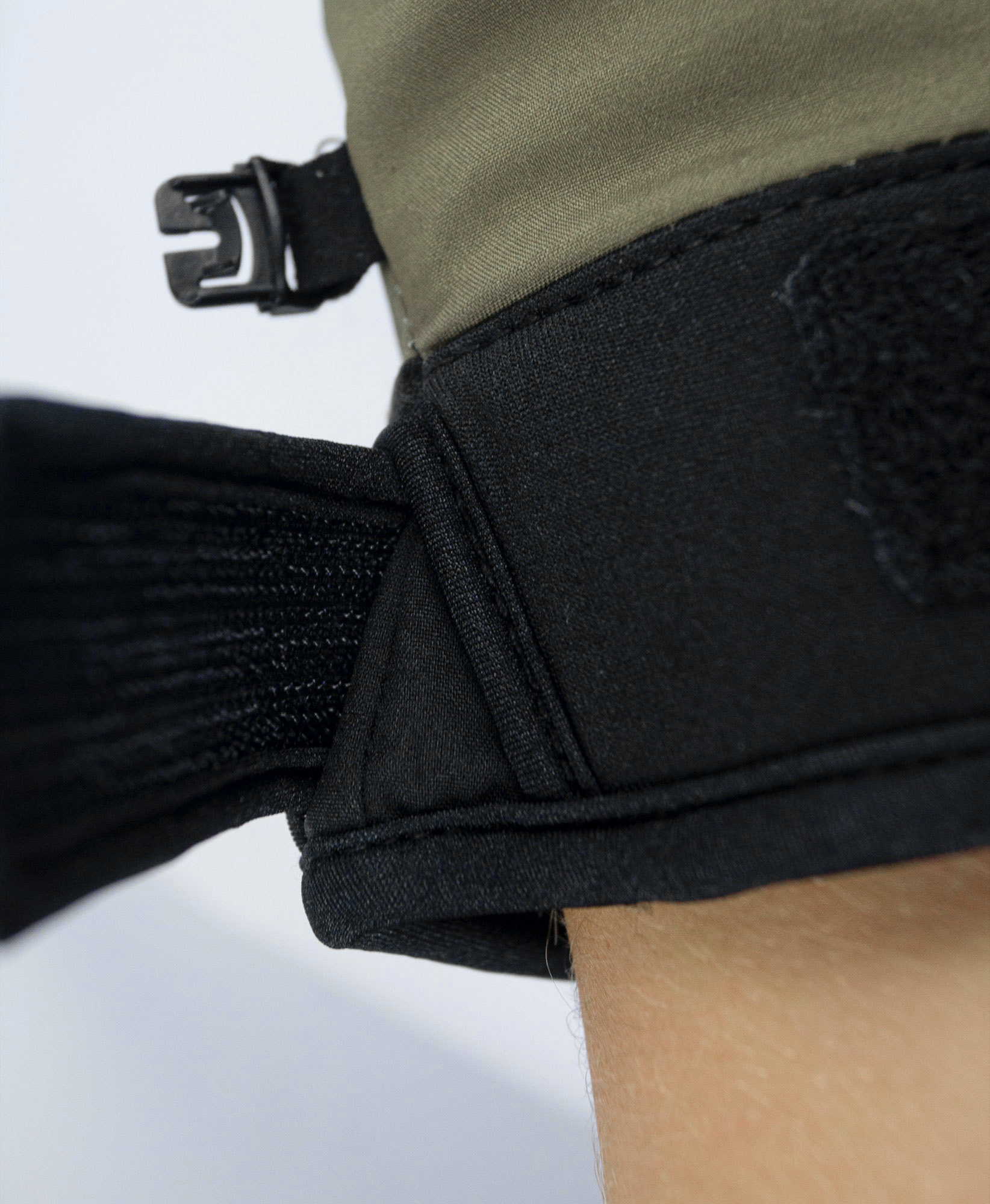 NAME: Reusch Raptor R-TEX® XT TOUCH-TEC // INSULATION: TecFill // PALM: Micro Suede // SHELL: Softshell, Neoprene (partially recycled in running change) // MEMBRANE: R-TEX® XT // COLOUR: 5710 burnt olive / black