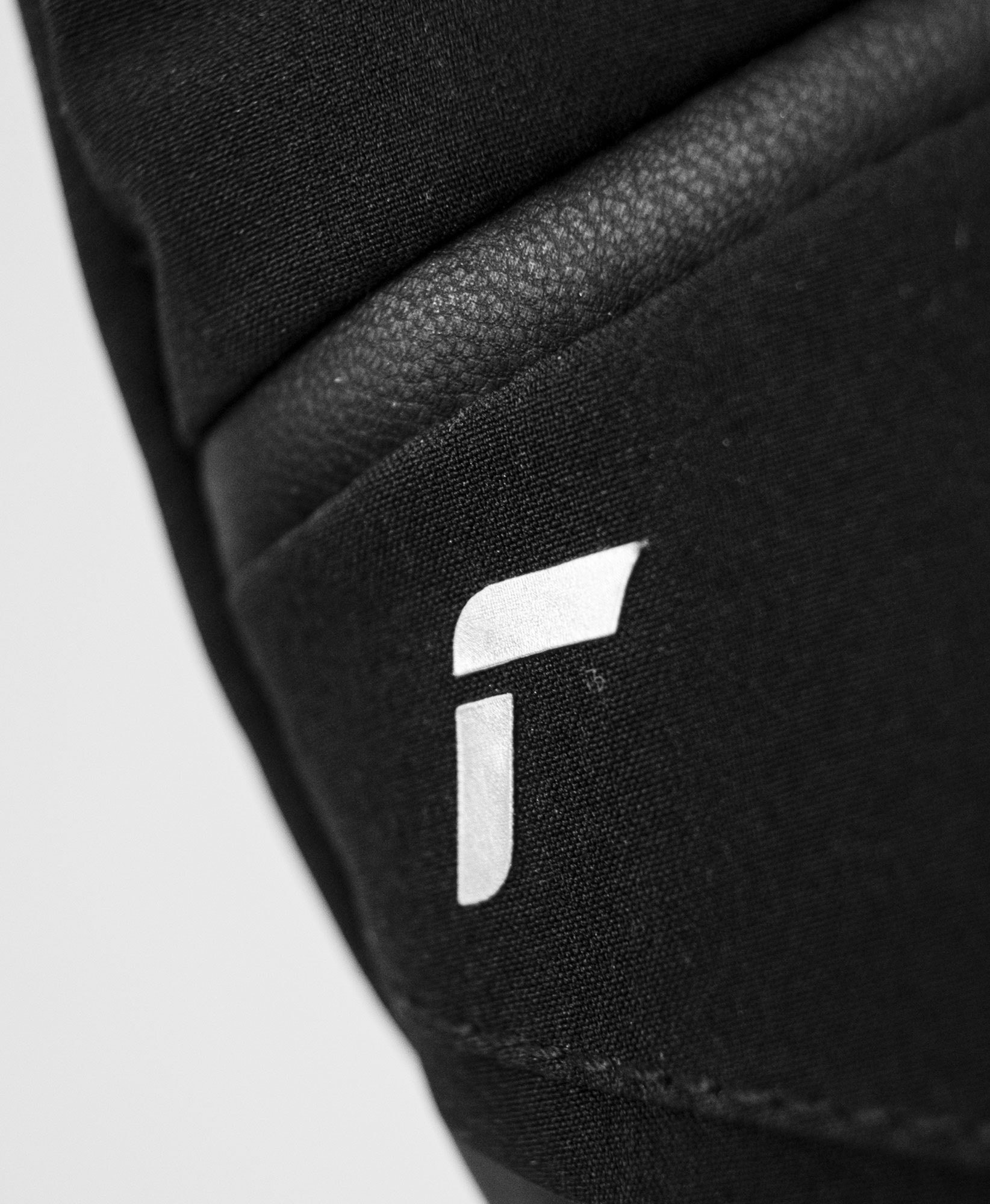 NAME: Reusch Tessa STORMBLOXX™ // INSULATION: PrimaLoft® Gold // PALM: Goatskin // SHELL: Softshell Premium // COLOUR: 7700 black