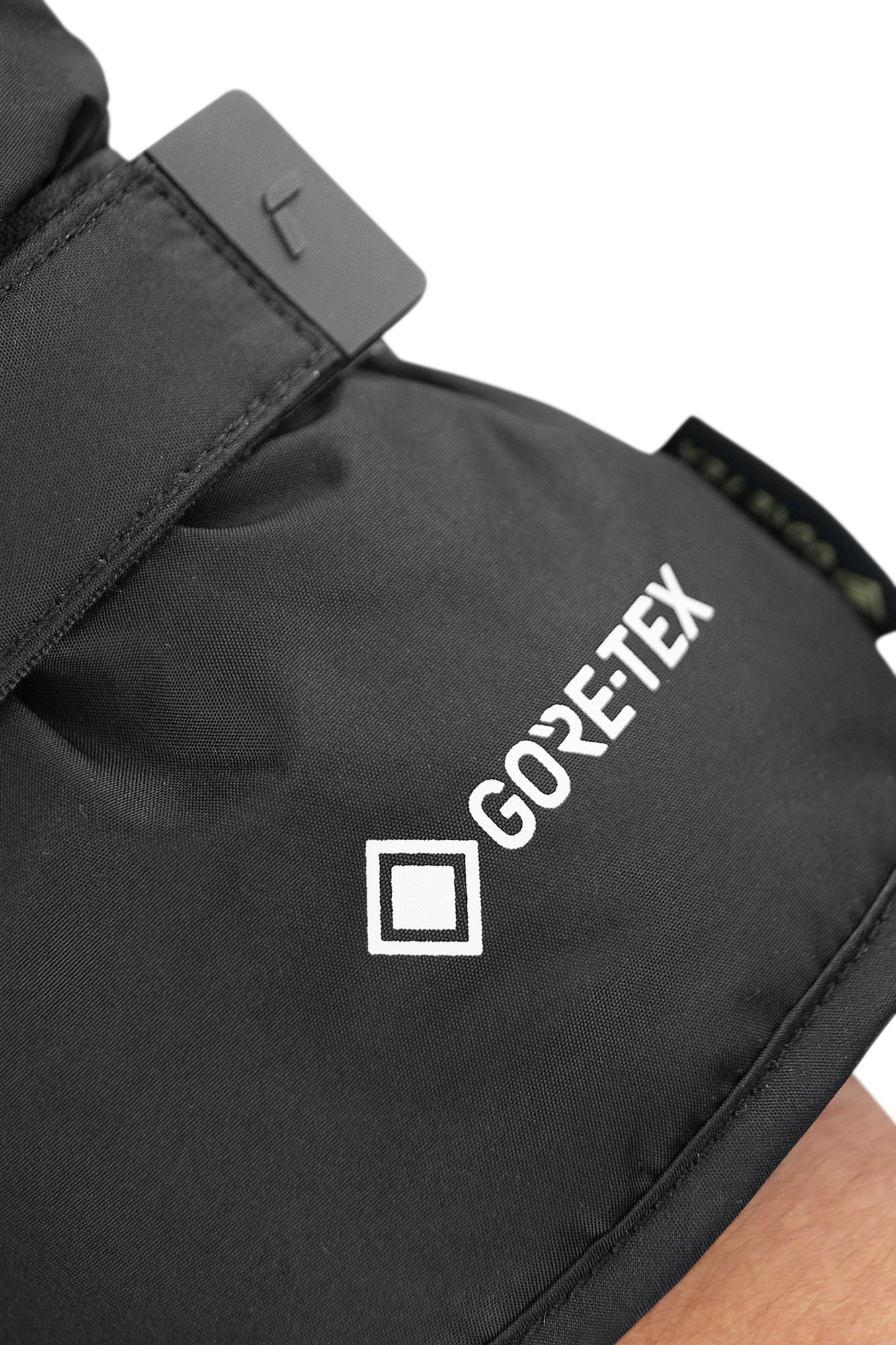 NAME: Reusch Sven GORE-TEX // INSULATION: TecFill™ (recycled) // PALM: GORE-TEX // SHELL: Water Repellent Shell // COLOUR: black / white